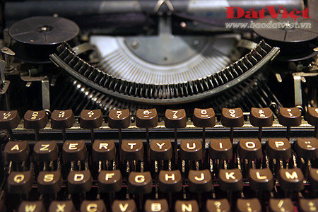 Máy đánh chữ là vật dụng gắn bó với dân văn phòng Máy đánh chữ là vật dụng gắn bó với dân văn phòng