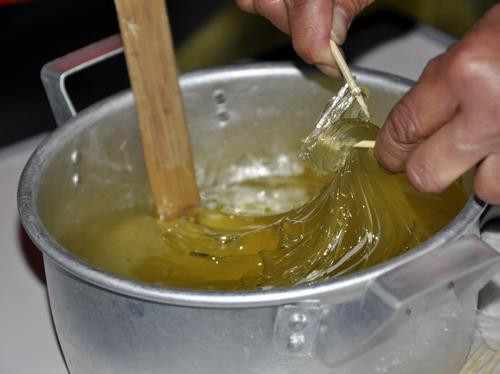 Được bỏ ra mấy trăm đồng mua cây kẹo ngọt lịm, nhấm nháp cái vị ngọt lịm của nó là một niềm "hạnh phúc" lớn của bất kỳ đứa trẻ con nào ngày xưa. Được bỏ ra mấy trăm đồng mua cây kẹo ngọt lịm, nhấm nháp cái vị ngọt lịm của nó là một niềm "hạnh phúc" lớn của bất kỳ đứa trẻ con nào ngày xưa.