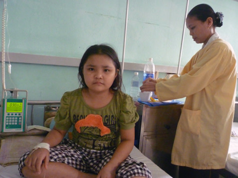 Ghép tủy là cách duy nhất để Duyên có được cuộc sống khỏe mạnh nhưng đó là điều không tưởng với em lúc này. (Ảnh Thu Hòe)