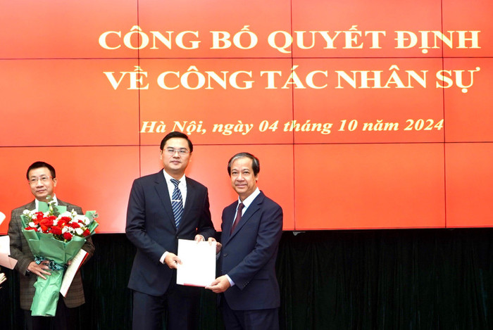 Bộ trưởng Bộ Giáo dục và Đào tạo Nguyễn Kim Sơn trao Quyết định cho tân Phó Vụ trưởng Vụ Giáo dục Đại học Đặng Văn Huấn. 1.jpg