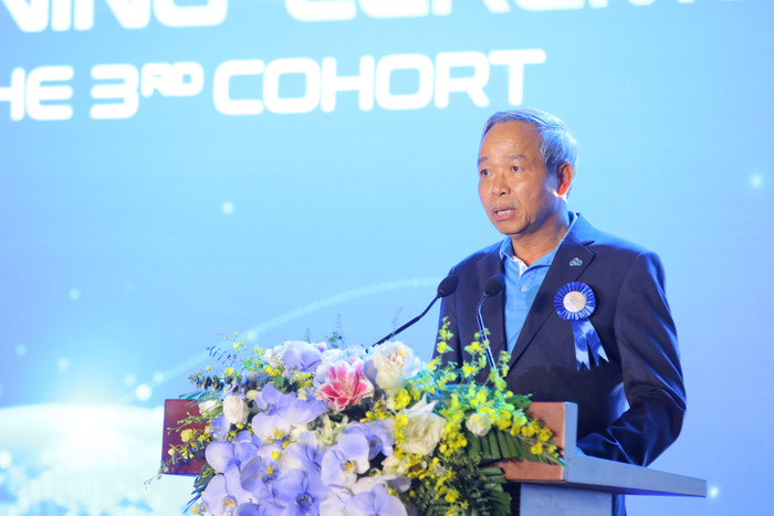 Ông Nguyễn Trung Chính – Chủ tịch Hội đồng quản trị Tập đoàn Công nghệ CMC, Chủ tịch Hội đồng Trường Đại học CMC phát biểu truyền cảm hứng đến các em sinh viên tại lễ khai giảng năm học 2024-2025 ảnh Chủ tịch.JPG