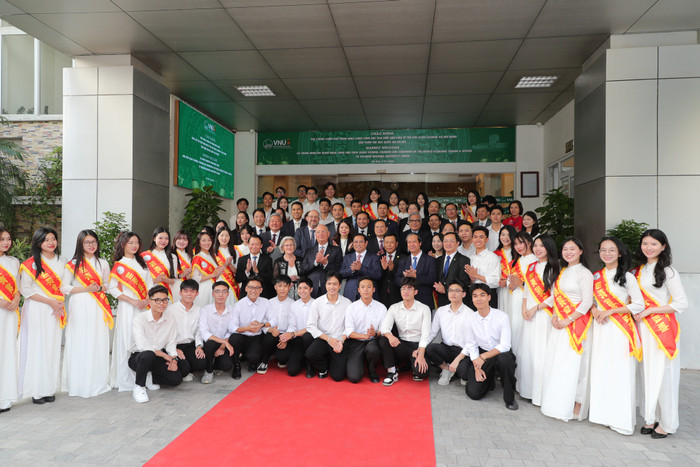 Thủ tướng Chính phủ Phạm Minh Chính và Nhà sáng lập kiêm Chủ tịch Diễn đàn Kinh tế Thế giới (WEF) GS. Klaus Schwab cùng lãnh đạo và sinh viên Đại học Quốc gia Hà Nội 2.jpg