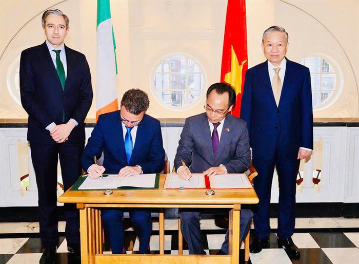 Thứ trưởng Hoàng Minh Sơn và Bộ trưởng Patrick O’Donovan ký Thoả thuận đối tác chiến lược ngành về hợp tác giáo dục đại học trước sự chứng kiến của Tổng Bí thư, Chủ tịch nước Tô Lâm và Thủ tướng Ireland Simon Harris 4.jpg