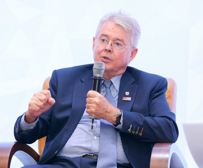 Giáo sư, Tiến sĩ Raymond Gordon – Hiệu trưởng trường Đại học Anh Quốc Việt Nam GS. TS Raymond Gordon – Hiệu trưởng trường Đại học Anh Quốc Việt Nam trả lời câu hỏi.jpg