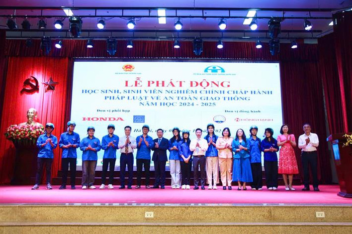 Trao tặng 500 mũ bảo hiểm đạt chuẩn cho học sinh tại lễ phát động 3.jpg