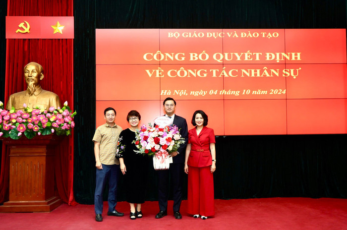 Lãnh đạo Vụ Giáo dục Đại học tặng hoa chúc mừng tân Phó Vụ trưởng Đặng Văn Huấn. 2.jpg
