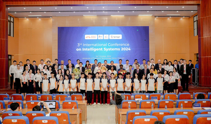 Các đại biểu tham dự Hội thảo ICIS 2024 chụp ảnh lưu niệm d8030f9a21f399adc0e2.jpg