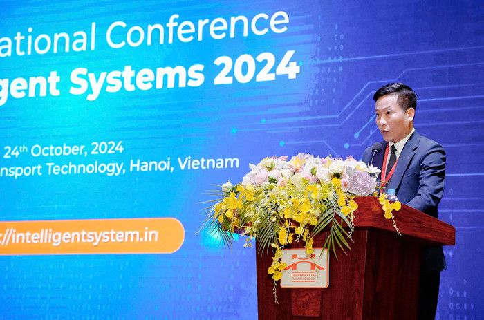 Phó giáo sư, Tiến sĩ Nguyễn Hoàng Long - Hiệu trưởng Trường Đại học Công nghệ Giao thông vận tải phát biểu khai mạc Hội thảo ea24bc4b93222b7c7233.jpg