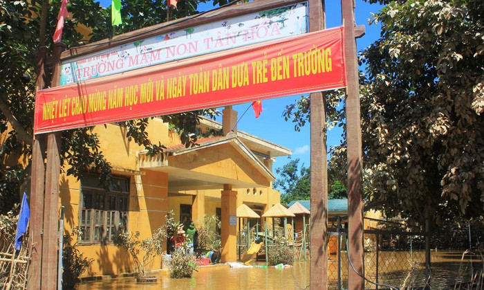 Trường mầm non Tân Hóa vẫn còn ngập nước ở sân.