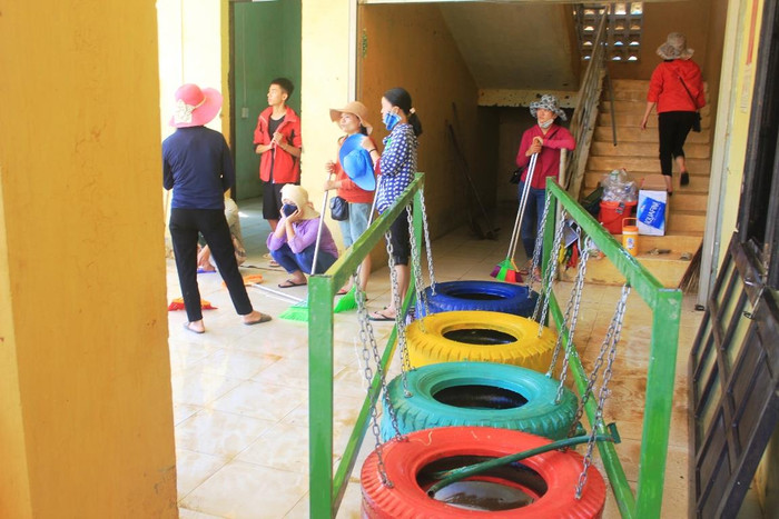 Nhiều cô giáo đến trường dọn lũ trong khi nhà cửa của họ sau cơn lũ vẫn chưa kịp dọn dẹp.