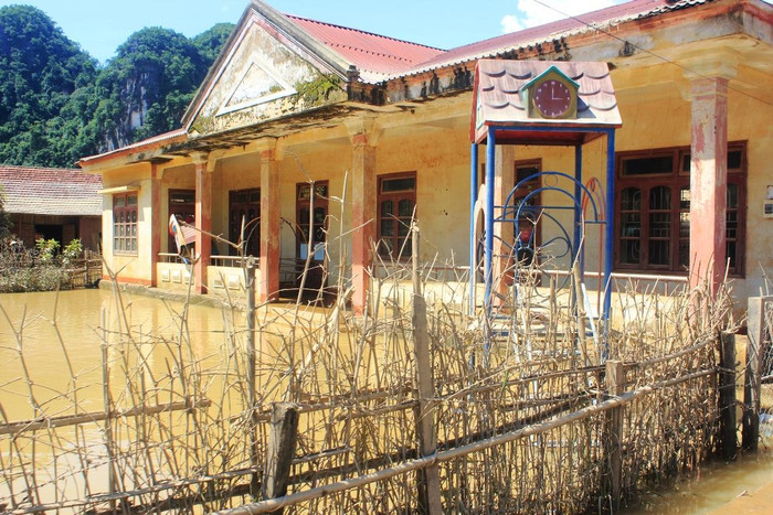 Đến ngày 8/9, thì nước lũ ở rốn lũ Tân Hóa vẫn chưa rút hẳn nhưng trời đã hửng nắng.