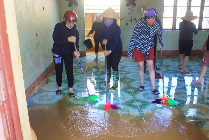 Công đoạn vệ sinh lớp học được thực hiện khẩn trương để đón các em học sinh vào học sớm nhất.