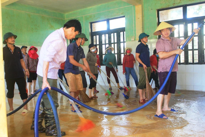 Ngoài các thầy cô thì nhiều lực lượng khác cũng được huy động để dọn lũ cho kịp đón học sinh vào học.
