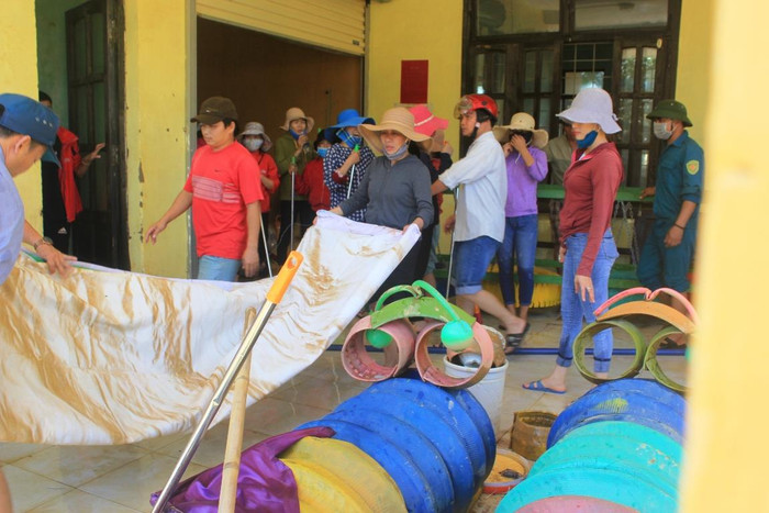 Hơn 30 giáo viên trường mầm non xã Tân Hoá đã được huy động để dọn lũ.