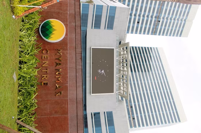 Mặt tiền của tòa cao ốc HAGL MyanmarCcenter nhìn ra trục đường chính chạy dọc TP Yangon. Vị trí dự án là trung tâm của thành phố lớn nhất đất nước Myanmar.