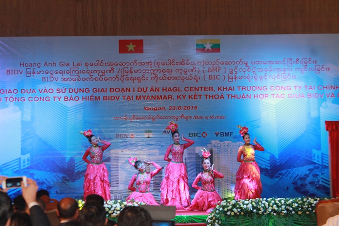 Mở đầu buổi lễ diễn ra tiết mục biểu diễn nghệ thuật độc đáo.