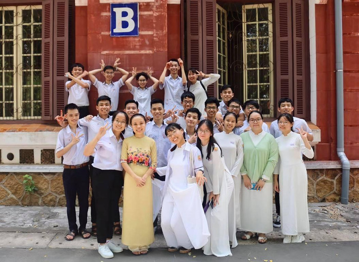 Nhật Long (ngoài cùng bên trái) cùng các bạn lớp 12 Tin – Trường Trung học phổ thông Quốc học Huế. Ảnh: NVCC Nhật Long (ngoài cùng bên trái) cùng các bạn lớp 12 Tin – Trường Trung học phổ thông Quốc học Huế. Ảnh: NVCC