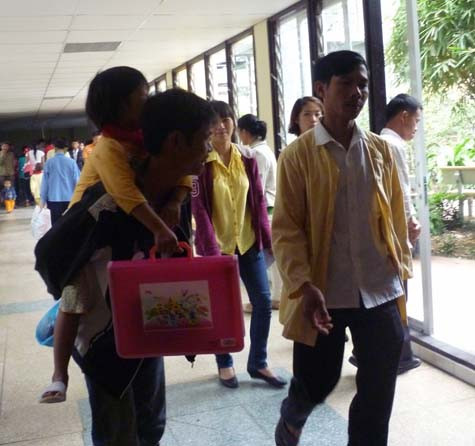 Những hình ảnh như thế này đã để lại nhiều xúc động trong lòng những người đến thăm, những người đã và đang tham gia góp công, góp sức với Lớp học Hy vọng. (Ảnh Thu Hòe)