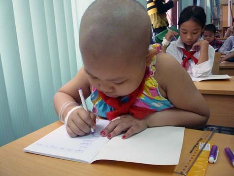 Bệnh tật không ngăn nổi bước chân con đến lớp. (Ảnh Thu Hòe) Bệnh tật không ngăn nổi bước chân con đến lớp. (Ảnh Thu Hòe)