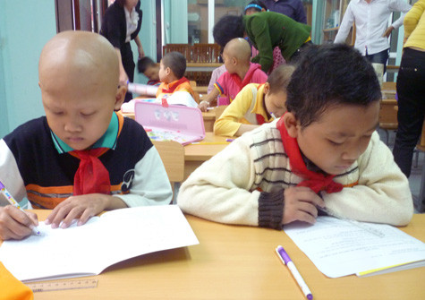 Học sinh của Lớp học Hy vọng đã để lại nhiều điều cần suy nghĩ trong lòng người lớn. (Ảnh Thu Hòe) Học sinh của Lớp học Hy vọng đã để lại nhiều điều cần suy nghĩ trong lòng người lớn. (Ảnh Thu Hòe)