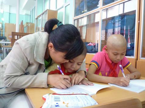 Lớp học Hy vọng cần có thêm nhiều giáo viên tâm huyết, có thêm nhiều tình nguyện viên nhiệt tình. (Ảnh Thu Hòe) Lớp học Hy vọng cần có thêm nhiều giáo viên tâm huyết, có thêm nhiều tình nguyện viên nhiệt tình. (Ảnh Thu Hòe)