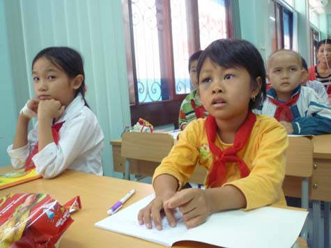 Chúng con mong chờ đêm Noel 23/12 sắp tới. (Ảnh Thu Hòe)