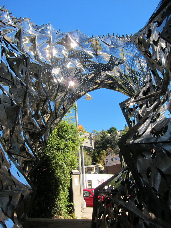 Tấm pin năng lượng mặt trời khổng lồ Bloom của DO|SU Studio Architecture này đang được chưng bày tại Triển lãm Vật liệu và Ứng dụng có trụ sở tại Los Angeles có thể đo thời gian và nhiệt độ. Tấm pin năng lượng mặt trời khổng lồ Bloom của DO|SU Studio Architecture này đang được chưng bày tại Triển lãm Vật liệu và Ứng dụng có trụ sở tại Los Angeles có thể đo thời gian và nhiệt độ.