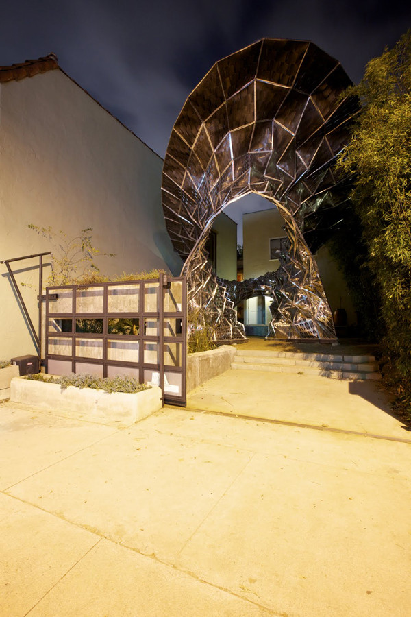 Nguyên liệu làm nên công trình độc đáo này chính là những tấm kim loại dày được nối với nhau bằng nhiều chốt đinh tán, và được uốn thành hình mái vòm rất kiên cố. Toàn bộ bề mặt của công trình không bằng phẳng và nhẵn mà được uốn cong ở nhiều điểm giúp nó hoạt động hiệu quả hơn Nguyên liệu làm nên công trình độc đáo này chính là những tấm kim loại dày được nối với nhau bằng nhiều chốt đinh tán, và được uốn thành hình mái vòm rất kiên cố. Toàn bộ bề mặt của công trình không bằng phẳng và nhẵn mà được uốn cong ở nhiều điểm giúp nó hoạt động hiệu quả hơn