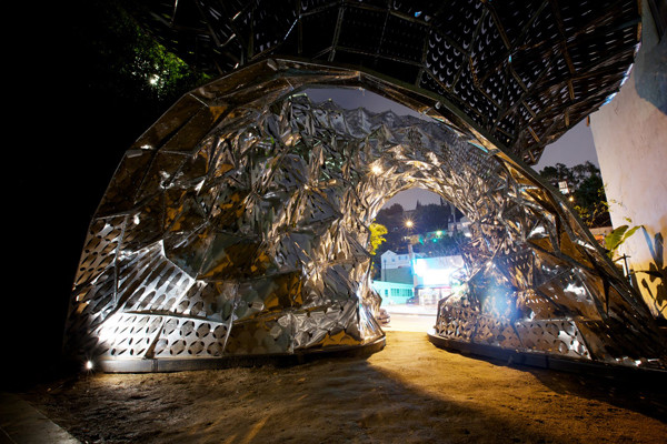 Khi tấm năng lượng lượng này bị nóng lên, nó sẽ thay đổi hình dáng bằng cách cuộn tròn và xoay, cho phép không khí đi qua dễ dàng để thông gió cho toàn bộ khu vực gần đó. Khi tấm năng lượng lượng này bị nóng lên, nó sẽ thay đổi hình dáng bằng cách cuộn tròn và xoay, cho phép không khí đi qua dễ dàng để thông gió cho toàn bộ khu vực gần đó.