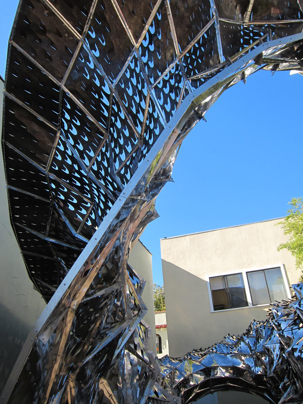 Những tấm kim loại tạo lên toàn bộ công trình Bloom khổng lồ là những tấm kim loại nhạy cảm với nhiệt độ gồm khoảng 14 nghìn tấm được cắt bằng tia laser và 414 hình vòng cung. Bên cạnh đó, thiết kế độc đào này cũng dễ dàng phù hợp với từng hoàn cảnh và môi trường khác nhau. Những tấm kim loại tạo lên toàn bộ công trình Bloom khổng lồ là những tấm kim loại nhạy cảm với nhiệt độ gồm khoảng 14 nghìn tấm được cắt bằng tia laser và 414 hình vòng cung. Bên cạnh đó, thiết kế độc đào này cũng dễ dàng phù hợp với từng hoàn cảnh và môi trường khác nhau.