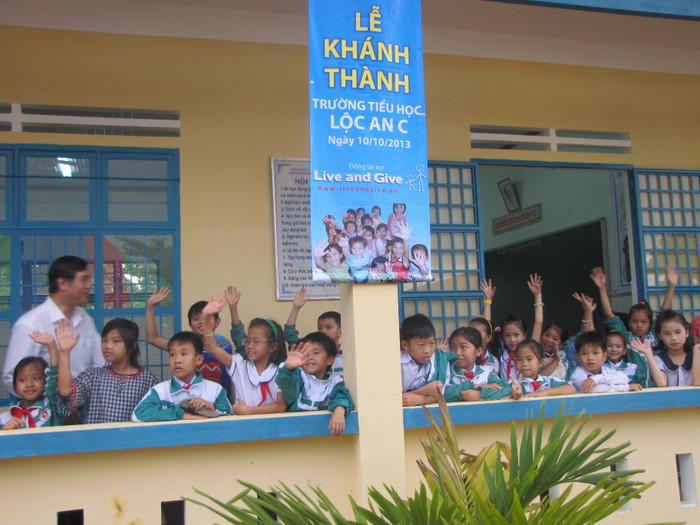 Sự háo hức của các em học sinh trước các phòng học mới Cắt băng khánh thành ngôi trường Đèn Đom Đóm thứ 1. Sự háo hức của các em học sinh trước các phòng học mới Cắt băng khánh thành ngôi trường Đèn Đom Đóm thứ 1.