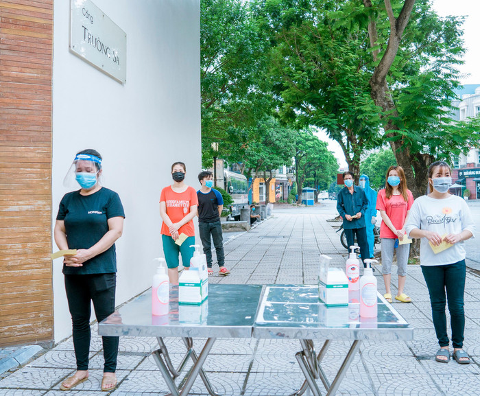 Việc phân luồng, vẽ kẻ vạch giãn cách, chuẩn bị khẩu trang, nước sát khuẩn… được Nhà trường thực hiện bài bản