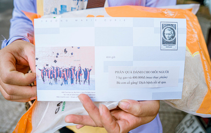 Phần quà dành cho mỗi người gồm: 5kg gạo và 400.000 đồng (mua thực phẩm)