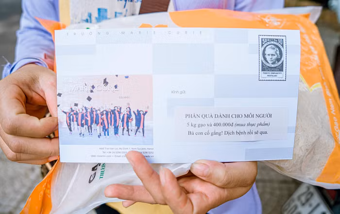 Phần quà dành cho mỗi người gồm: 5kg gạo và 400.000 đồng (mua thực phẩm)