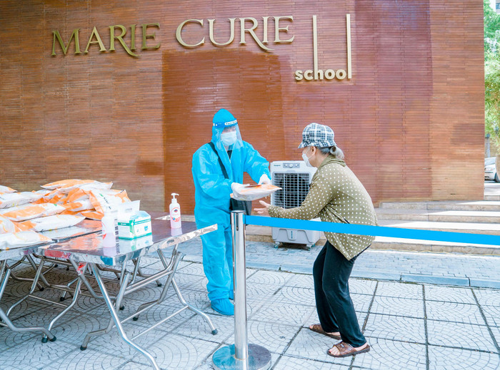 Trong hai ngày, trường Marie Curie đã gửi biếu 1050 phần quà cho bà con gặp khó khăn.