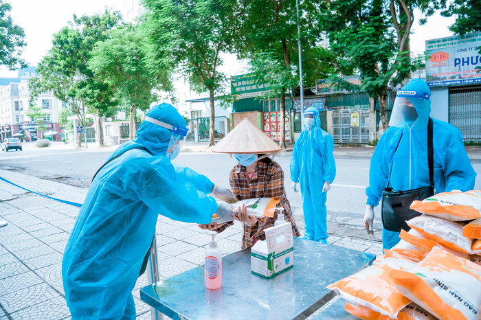 Mọi người theo buổi hẹn trên phiếu đã đến trường Marie Curie để nhận quà