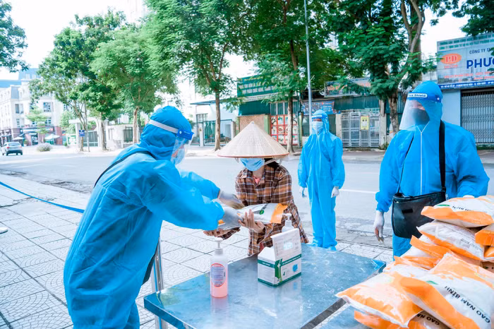 Mọi người theo buổi hẹn trên phiếu đã đến trường Marie Curie để nhận quà