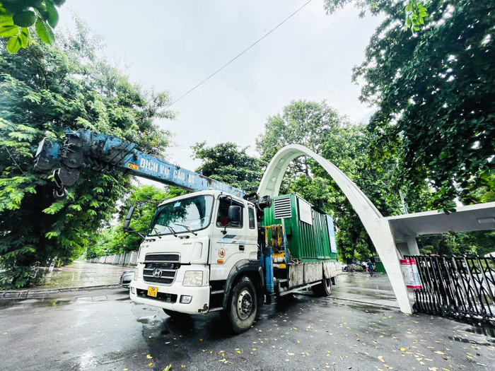 Nhóm nghiên cứu chủ trì bởi Phó giáo sư Vũ Đình Tiến đã thiết kế, tập hợp nguyên vật liệu và tổ chức chế tạo với sự hỗ trợ của nhiều doanh nghiệp trong ngành thiết bị, cơ khí để hoàn thành 2 Container di động trên trong 3 tuần (ảnh: NTCC) Nhóm nghiên cứu chủ trì bởi Phó giáo sư Vũ Đình Tiến đã thiết kế, tập hợp nguyên vật liệu và tổ chức chế tạo với sự hỗ trợ của nhiều doanh nghiệp trong ngành thiết bị, cơ khí để hoàn thành 2 Container di động trên trong 3 tuần (ảnh: NTCC)