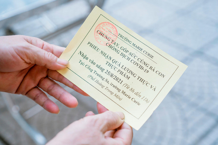 Để các phần quà đến được người cần giúp đỡ, nhà trường đã phối hợp với Ủy ban nhân dân và Công an phường Mỹ Đình 1 phát phiếu tặng quà