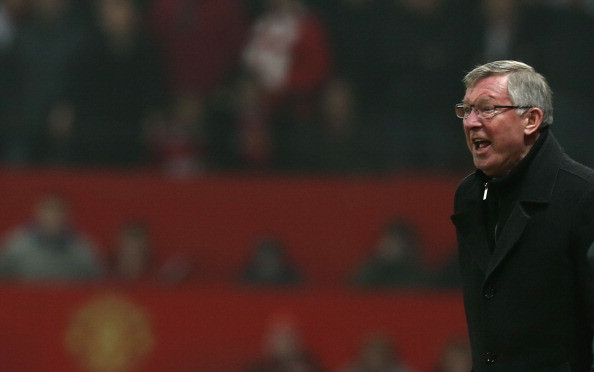 Nani nhận thẻ đỏ oan uổng, Sir Alex chạy xuống sân và la hét trong giận giữ với trọng tài Cuneyt Cakir...