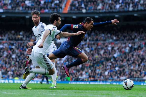 Ngay lập tức, Adriano ngã khá đẹp, nhưng trọng tài Perez Lasa vẫn ngó lơ, không những không cho các cầu thủ đội khách được hưởng phạt đền mà Iniesta và Valdes còn phải lĩnh thẻ vì lỗi phản ứng.