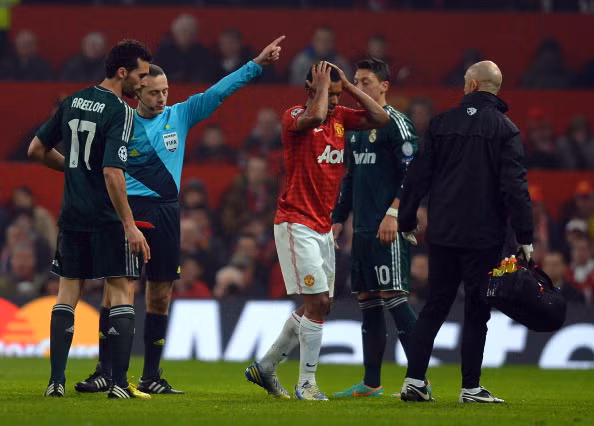 Cựu tiền đạo tuyển Anh Gary Lineker: "Không thể tin nổi, một chiếc thẻ đỏ xót xa. Quả là một quyết định thối nát."