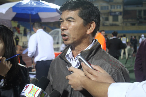 “Trước tình huống ghi bàn, đội chủ nhà phạm lỗi rõ ràng nhưng trọng tài đã không thổi phạt. Tôi cho rằng trận này trọng tài đã bắt rất thiếu chính xác, đặc biệt trong các tình huống va chạm giữa hai đội. Chúng tôi luôn bị thiệt trong những tình huống đó. Công tác trọng tài không dứt khoát, để những tình huống xấu xảy ra liên tục, khiến trận đấu nóng lên không cần thiết, dẫn đến bị vỡ ở những phút cuối trận. Nếu trọng tài xử lý đúng hơn, trận đấu đã không diễn ra như vậy”, Giám đốc điều hành HAGL bức xúc cho biết.(Ảnh Quang Thái/TTVH)