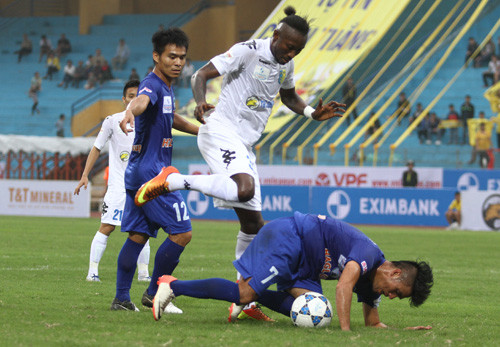 Trận đấu giữa 2 ứng viên vô địch Hà Nội T&T và Hoàng Anh Gia Lai trên sân Hàng Đẫy đã diễn ra đầy kịch tính và cũng không kém phần bạo lực... (Ảnh Quang Thái/TTVH)