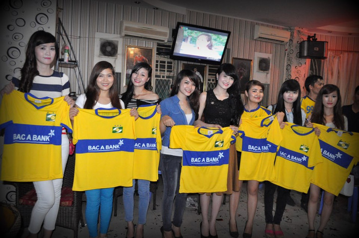 Khởi tranh từ đầu tháng 2, Cuộc thi Miss Ảnh SLNA FC 2013 đã thu hút được 134 fan nữ SLNA trên cả nước và hàng vạn NHM xứ Nghệ theo dõi, bình chọn. Dưới đây là 10 gương mặt được nhiều fan xứ Nghệ bình chọn nhất trên trang Facebook của Hội CĐV SLNA FC đã lọt vào vòng chung kết. Bắt đầu từ vòng chung kết, các giải thưởng: Hoa Khôi, Á Hậu 1, Á Hậu 2, Miss tài năng, Miss thân thiện, Miss áo dài, Miss trang phục thể thao đều do BGK là những người khá nổi tiếng trong giới toàn quyền chấm điểm, như: Chuyên gia bóng đá Nguyễn Văn Vinh, Phó chủ tịch Hội CĐV Việt Nam ông Trần Song Hải, phóng viên ảnh (Báo Thể Thao Ngày Nay) Đức Đồng và diễn viên trẻ Khánh Chi. Toàn bộ chi phí đi lại, ăn ở của các thí sinh ở khu vực Hà Nội, Vinh, Đà Nẵng sẽ do BTC cuộc thi "Miss ảnh SLNA FC 2013"đài thọ. Đêm chung kết trao giải sẽ được diễn ra vào tháng 4, tại TP HCM. Khởi tranh từ đầu tháng 2, Cuộc thi Miss Ảnh SLNA FC 2013 đã thu hút được 134 fan nữ SLNA trên cả nước và hàng vạn NHM xứ Nghệ theo dõi, bình chọn. Dưới đây là 10 gương mặt được nhiều fan xứ Nghệ bình chọn nhất trên trang Facebook của Hội CĐV SLNA FC đã lọt vào vòng chung kết. Bắt đầu từ vòng chung kết, các giải thưởng: Hoa Khôi, Á Hậu 1, Á Hậu 2, Miss tài năng, Miss thân thiện, Miss áo dài, Miss trang phục thể thao đều do BGK là những người khá nổi tiếng trong giới toàn quyền chấm điểm, như: Chuyên gia bóng đá Nguyễn Văn Vinh, Phó chủ tịch Hội CĐV Việt Nam ông Trần Song Hải, phóng viên ảnh (Báo Thể Thao Ngày Nay) Đức Đồng và diễn viên trẻ Khánh Chi. Toàn bộ chi phí đi lại, ăn ở của các thí sinh ở khu vực Hà Nội, Vinh, Đà Nẵng sẽ do BTC cuộc thi "Miss ảnh SLNA FC 2013"đài thọ. Đêm chung kết trao giải sẽ được diễn ra vào tháng 4, tại TP HCM.