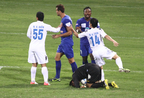 Những pha bạo lực vẫn tiếp tục diễn ra trong ít phút cuối trận....(Ảnh Quang Thái/TTVH)