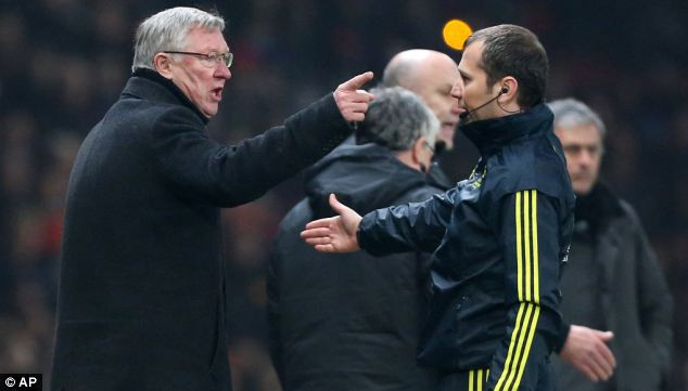 ‘Tất cả chúng ta đều đã nhìn thấy một quyết định có thể coi là khắc nghiệt với chúng tôi. Một màn trình diễn tuyệt vời đã bị phá hỏng bởi một quyết định của ông ấy. Sir Alex quá thất vọng và có phần nào đã ‘quẫn trí’, đó là lý do tôi ngồi đây trả lời các bạn. Ông ấy đang rất tức giận, khó có thể tưởng tượng ông ấy có thể ngồi trước những chiếc máy ảnh, máy quay để trả lời ngay lúc này, và có thể nhiều tuần tới.’ ‘Tất cả chúng ta đều đã nhìn thấy một quyết định có thể coi là khắc nghiệt với chúng tôi. Một màn trình diễn tuyệt vời đã bị phá hỏng bởi một quyết định của ông ấy. Sir Alex quá thất vọng và có phần nào đã ‘quẫn trí’, đó là lý do tôi ngồi đây trả lời các bạn. Ông ấy đang rất tức giận, khó có thể tưởng tượng ông ấy có thể ngồi trước những chiếc máy ảnh, máy quay để trả lời ngay lúc này, và có thể nhiều tuần tới.’