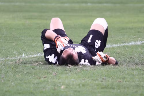 Thủ thành Dương Hồng Sơn nằm sân sau tình huống bị Đoàn Marcelo dẫm lên chân...(Ảnh Quang Thái/TTVH)