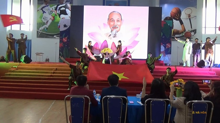 Tiết mục Người đi tìm hình của nước – lớp 11G2