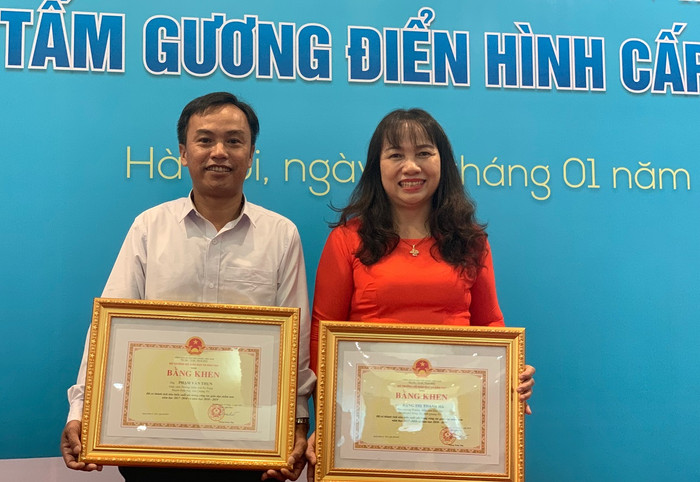 Năm 26 tuổi, Thụn (áo trắng) đăng kí thi vào ngành Mầm non, trường Đại học Sư phạm Huế trước sự ngỡ ngàng, thậm chí khó hiểu của rất nhiều người. (Ảnh: Thùy Linh) Năm 26 tuổi, Thụn (áo trắng) đăng kí thi vào ngành Mầm non, trường Đại học Sư phạm Huế trước sự ngỡ ngàng, thậm chí khó hiểu của rất nhiều người. (Ảnh: Thùy Linh)